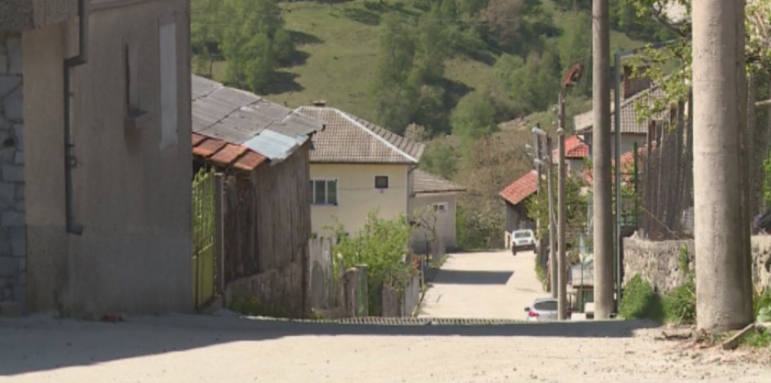Ще затварят ли пламналото село Осина